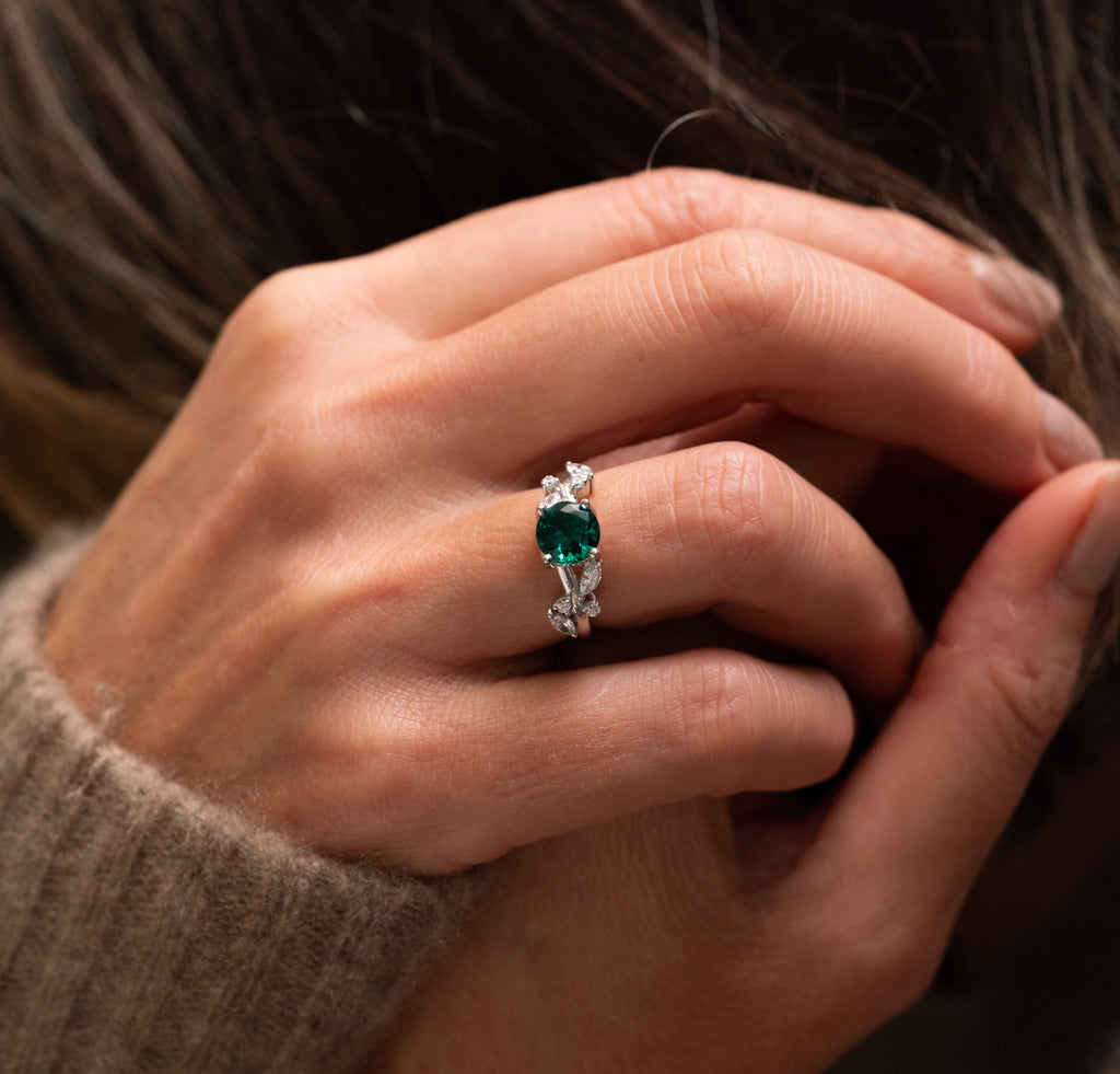 The Aara Ring emerald green Ethica Diamond® engagement ring
