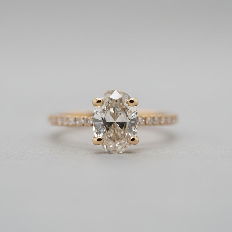 Flat lay of minimalist shoulder set diamond ring in recycled 18k gold and 4 claws by ethica diamonds 