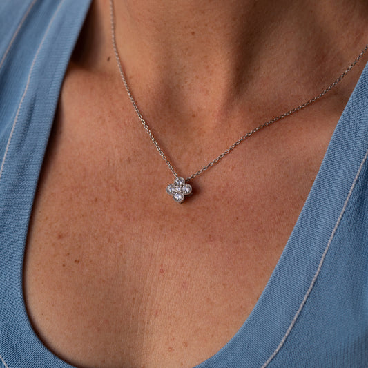 Beatrice Necklace with clover-shaped pendant and lab-grown diamond in 9k gold