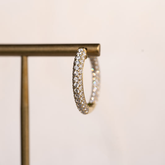 Elegant  jewellery with diamonds for 360-degree sparkle