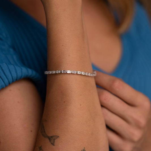 Close-up of The Soraya 7.0ct Emerald Diamond Bracelet by Ethica Diamonds