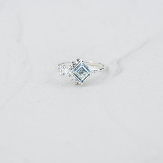 The Veryan | VS1 D-E Lab Diamonds. Ethical Gemstone. 100% Recycled 9k Gold Accented Ring