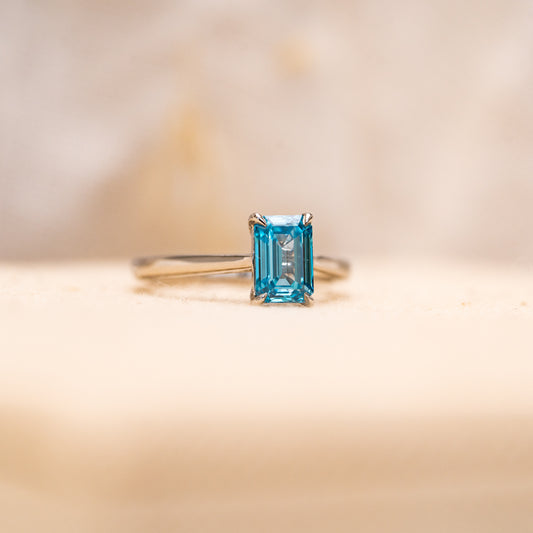 Platinum solitaire single stone engagegement ring with vivid blue lab created diamond 