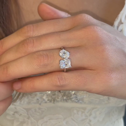 Video of Oriana Ring on hand, highlighting Toi Et Moi ethical oval and emerald lab diamonds.